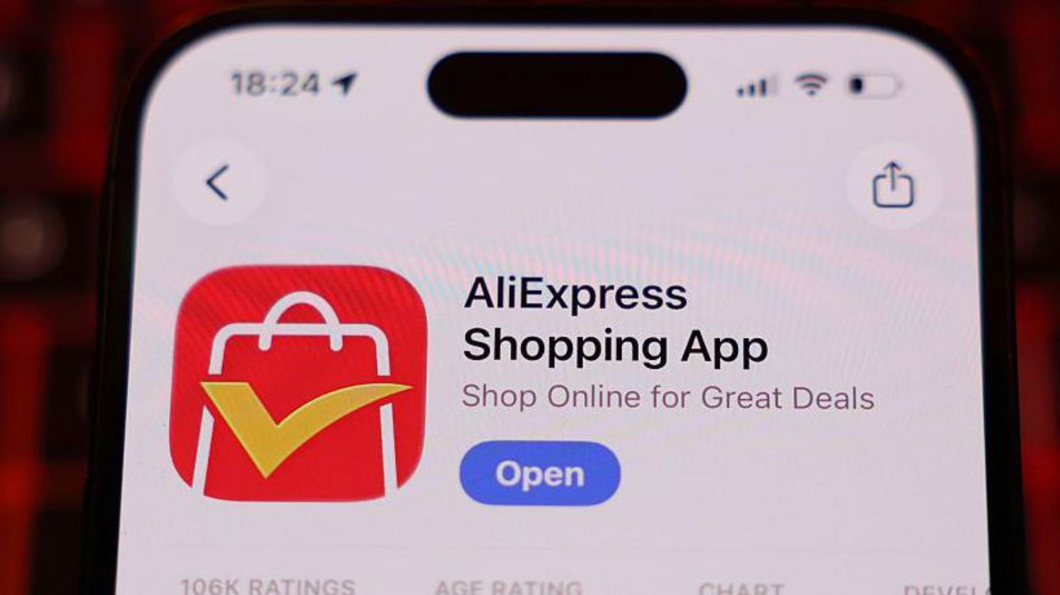 一部iPhone打开应用商店(App Store)上的速卖通应用页面。