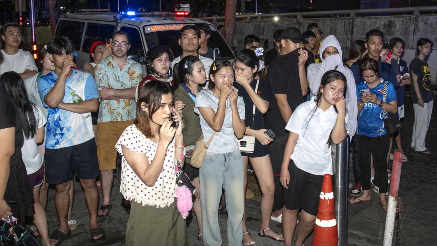 曼谷翟道翟酒吧大火现场封锁线外大批周边居民与游客聚集（13/7/2026）