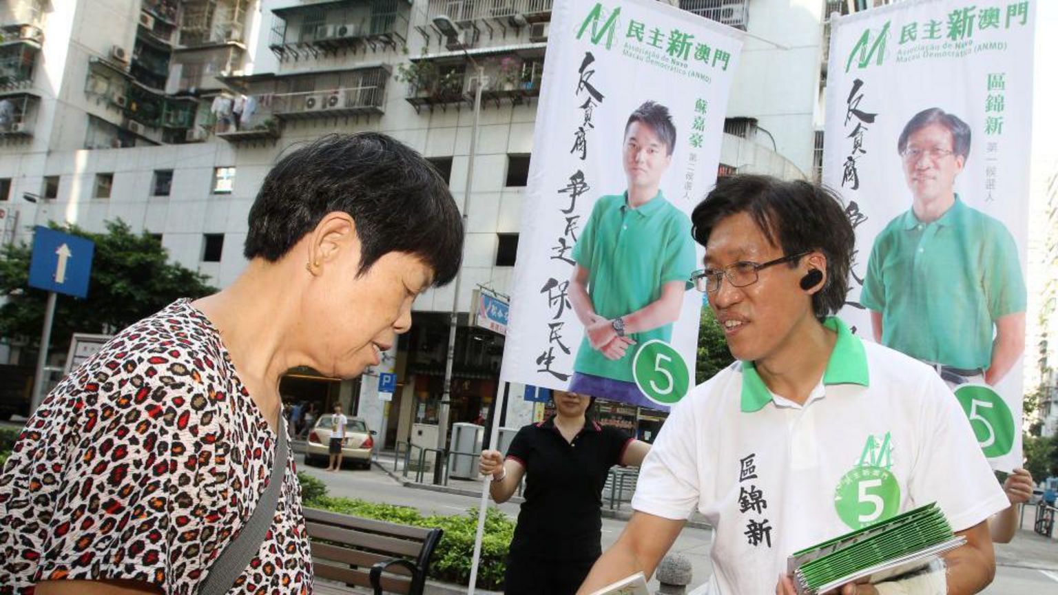2013年9月6日，区锦新在澳门派发澳门立法会传单。