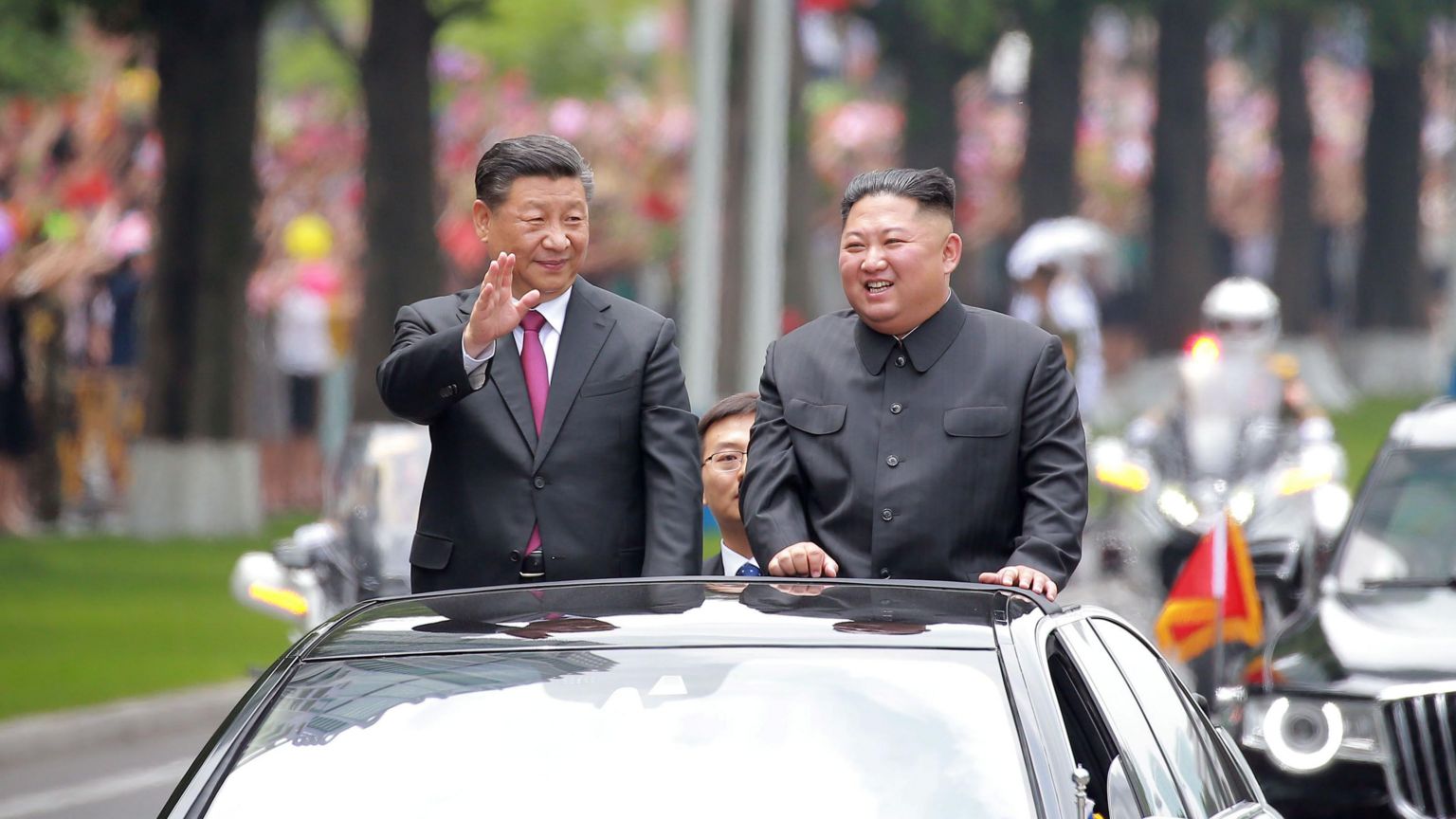 金正恩(右)与习近平(左)搭乘开蓬礼车在平壤街头接受群众欢呼(21/6/2019)