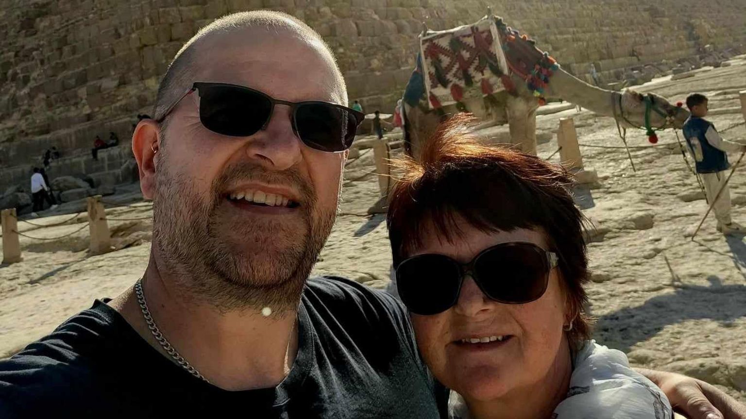 Ian and his wife Ria in front of the Egyptian pyramids