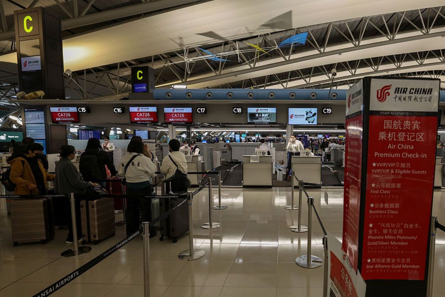 中国国际航空公司值机台前有很多游客在排队