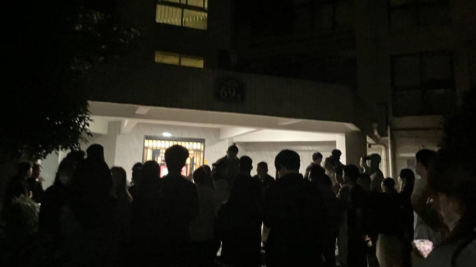 自6月7日起,民众连日在李某住所所属的社区聚集抗议。
