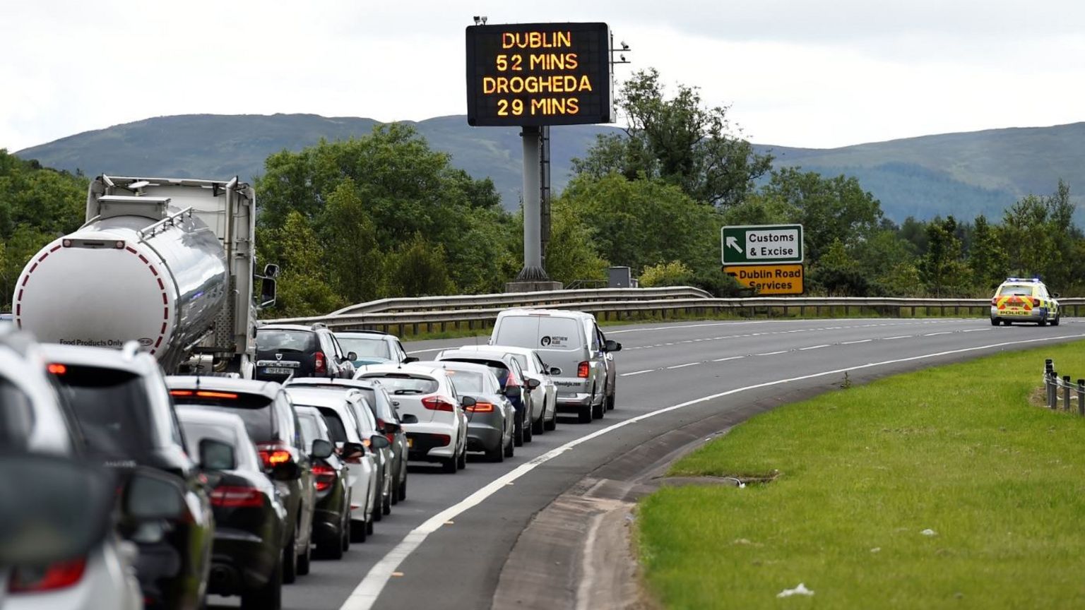 Cars on motorway approaching the border between Northern Ireland and Ireland
