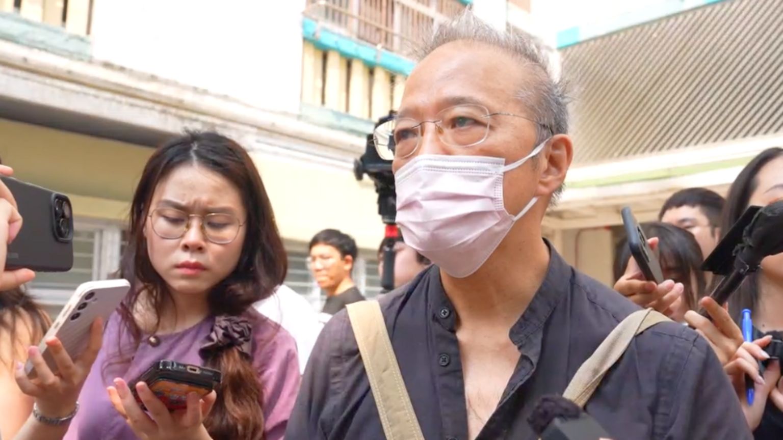 居住在宏仁阁、现年66岁的李先生是其中一个到现场了解情况的居民