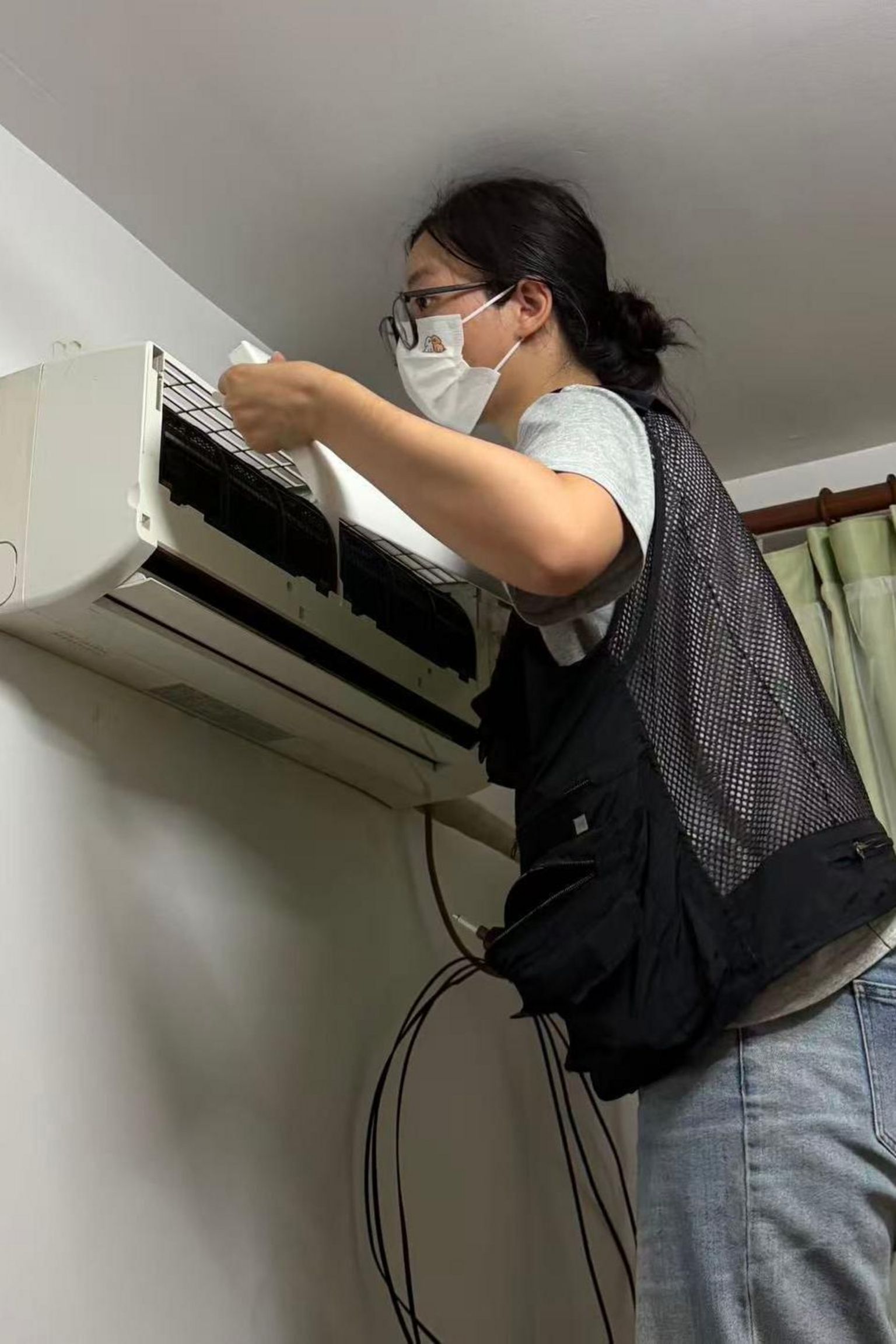 一位女性在清理空调