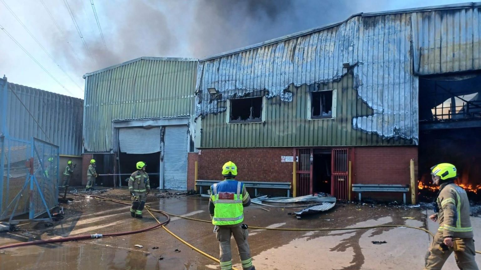 Rainham: Firefighters tackle industrial estate blaze - BBC News