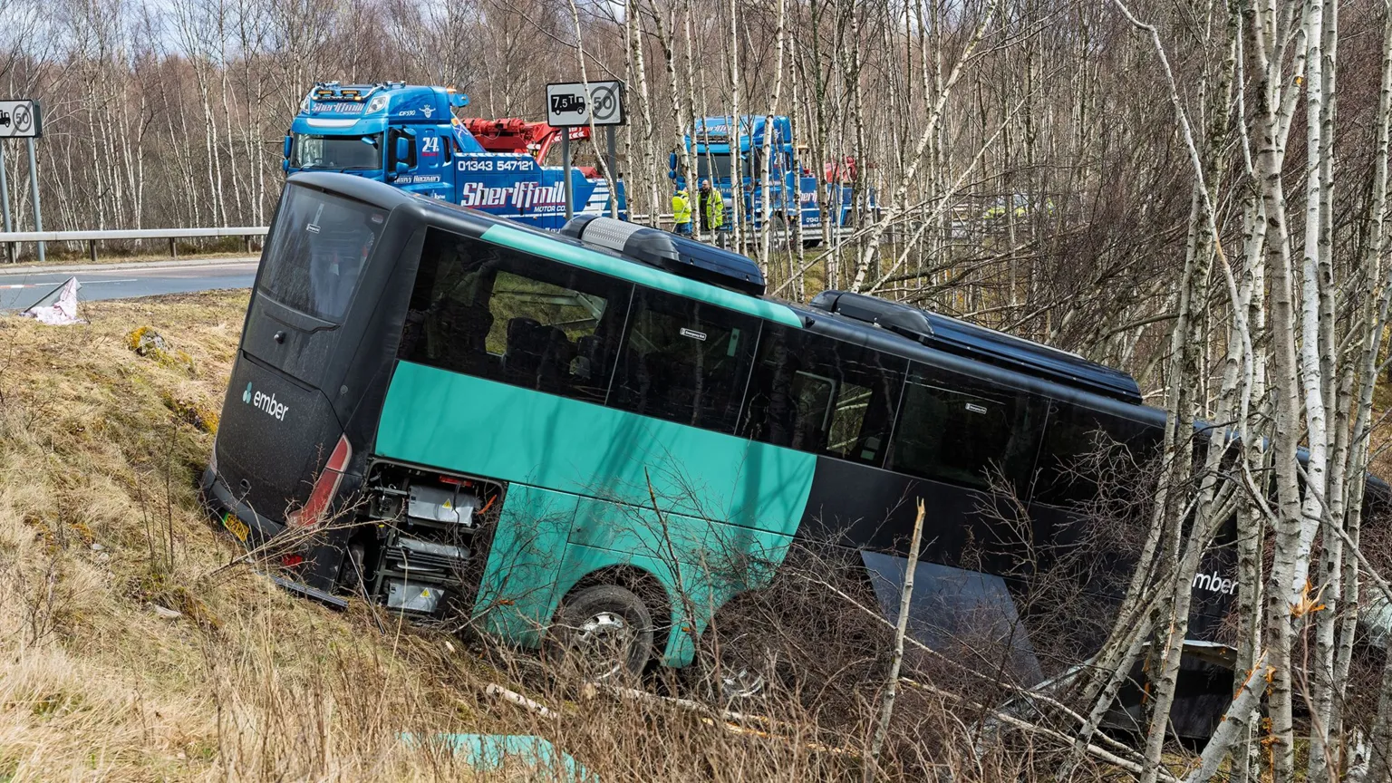 Dos personas fueron trasladadas al hospital después de que un autobús se precipitara por un terraplén en la A9.