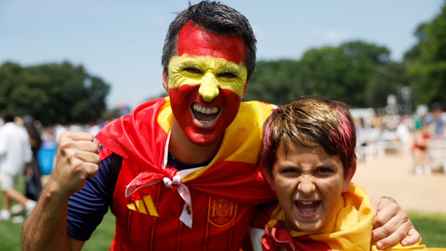 西班牙球迷在国际足协（FIFA）世界杯决赛前聚集于纽约中央公园，其中一人将脸涂上国家队颜色，与其他支持者一同拍照留念（19/7/2026）