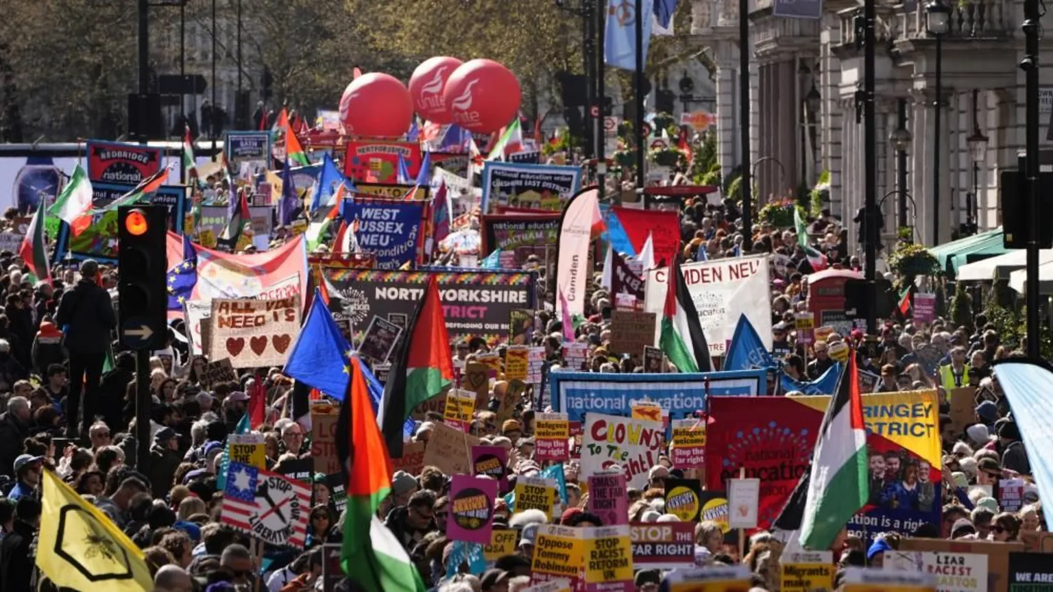 Miles de personas se congregan en Londres para una marcha contra la extrema derecha.