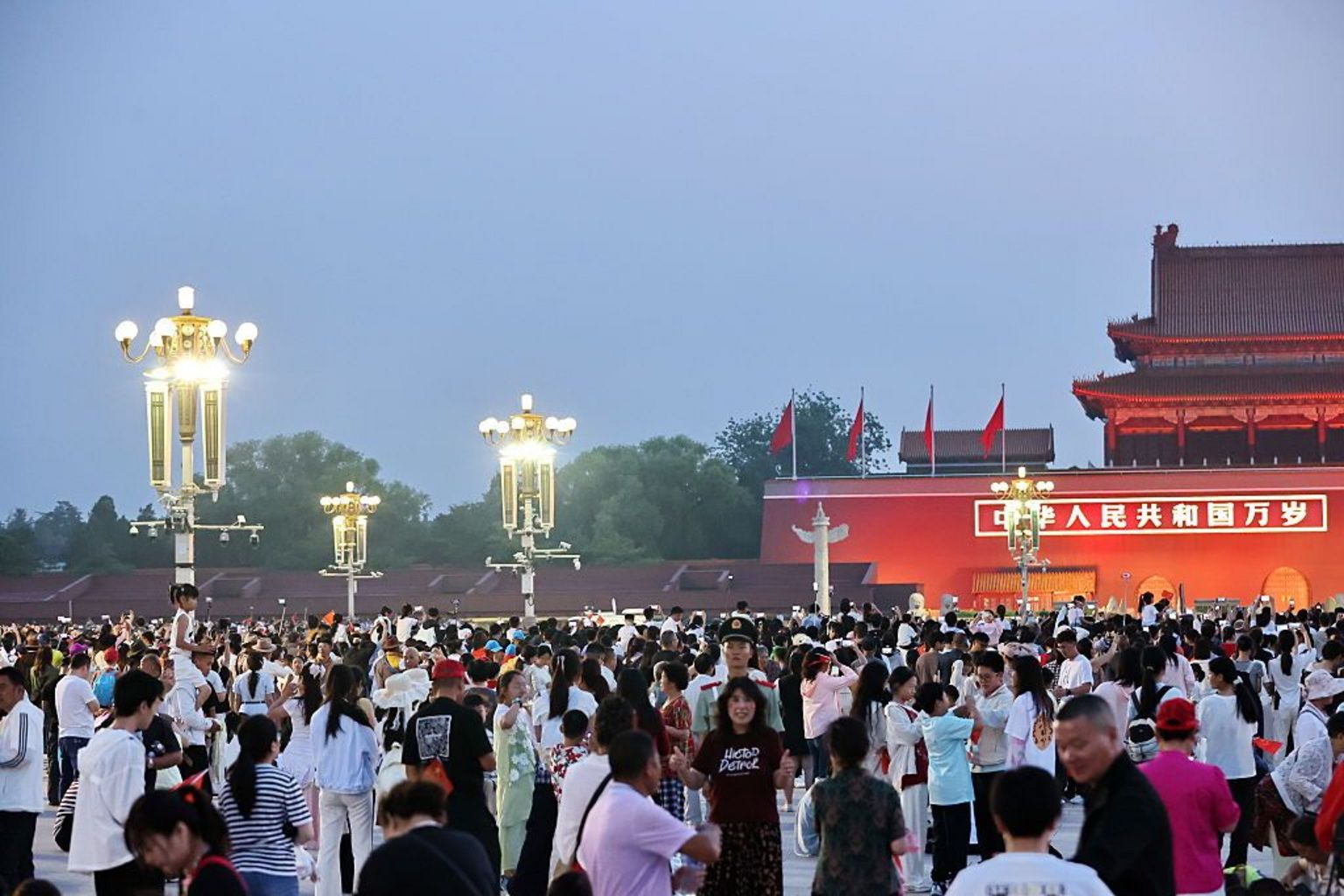 7月1日是香港移交主权的日子，同样是中国共产党成立的纪念日。