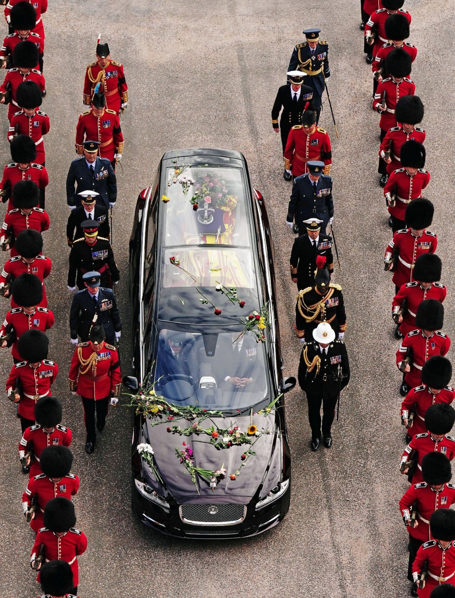 Цветы на катафалке с гробом королевы Елизаветы II, когда он прибывает в Виндзорский замок для торжественной службы в часовне Святого Георгия.