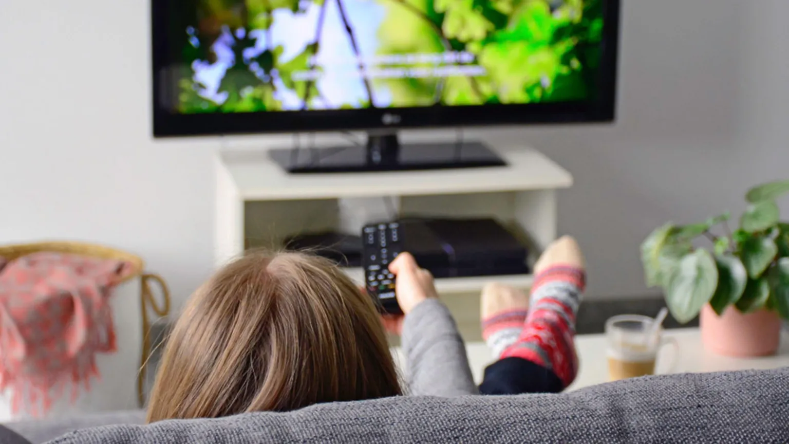 Парочка смотрит телевизор. She watch tv every day. She watch tv every day. Раскраска watch tv girl. Watching tv.