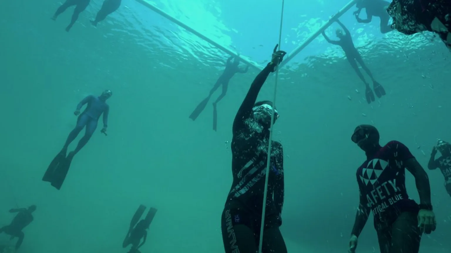 Бассейн deep dive dubai. Девушка водолаз. Дайвинг. Terrifying ocean. Diving in the deep.
