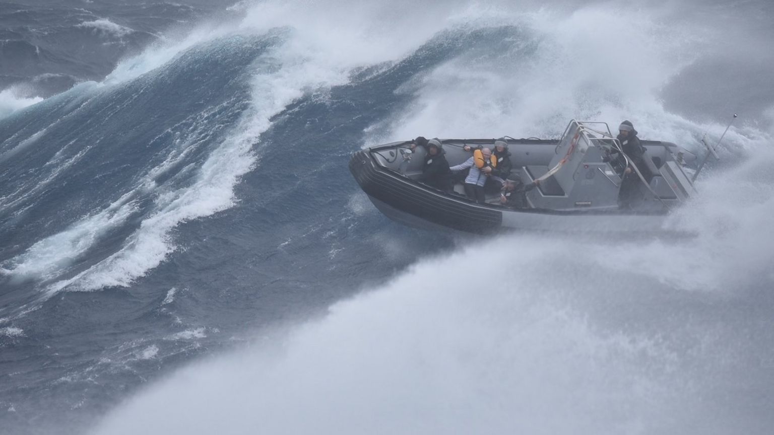 Фрегат HMNZS Te Mana спас моряка с катамарана в дистресс во время C иклон Габриэль.