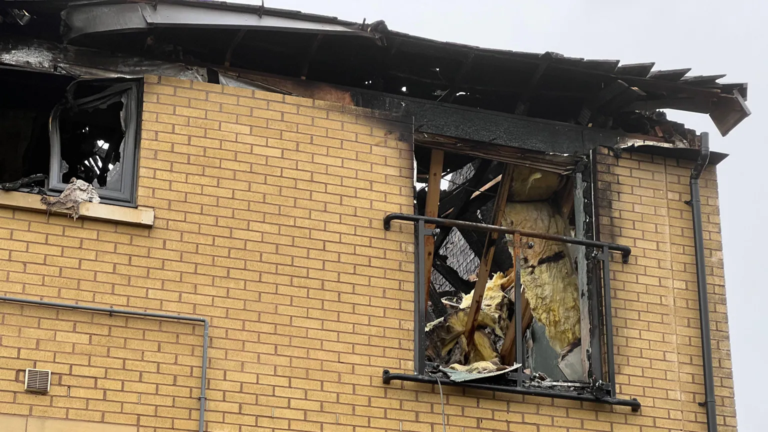 Los residentes no pueden regresar a sus hogares tras el incendio