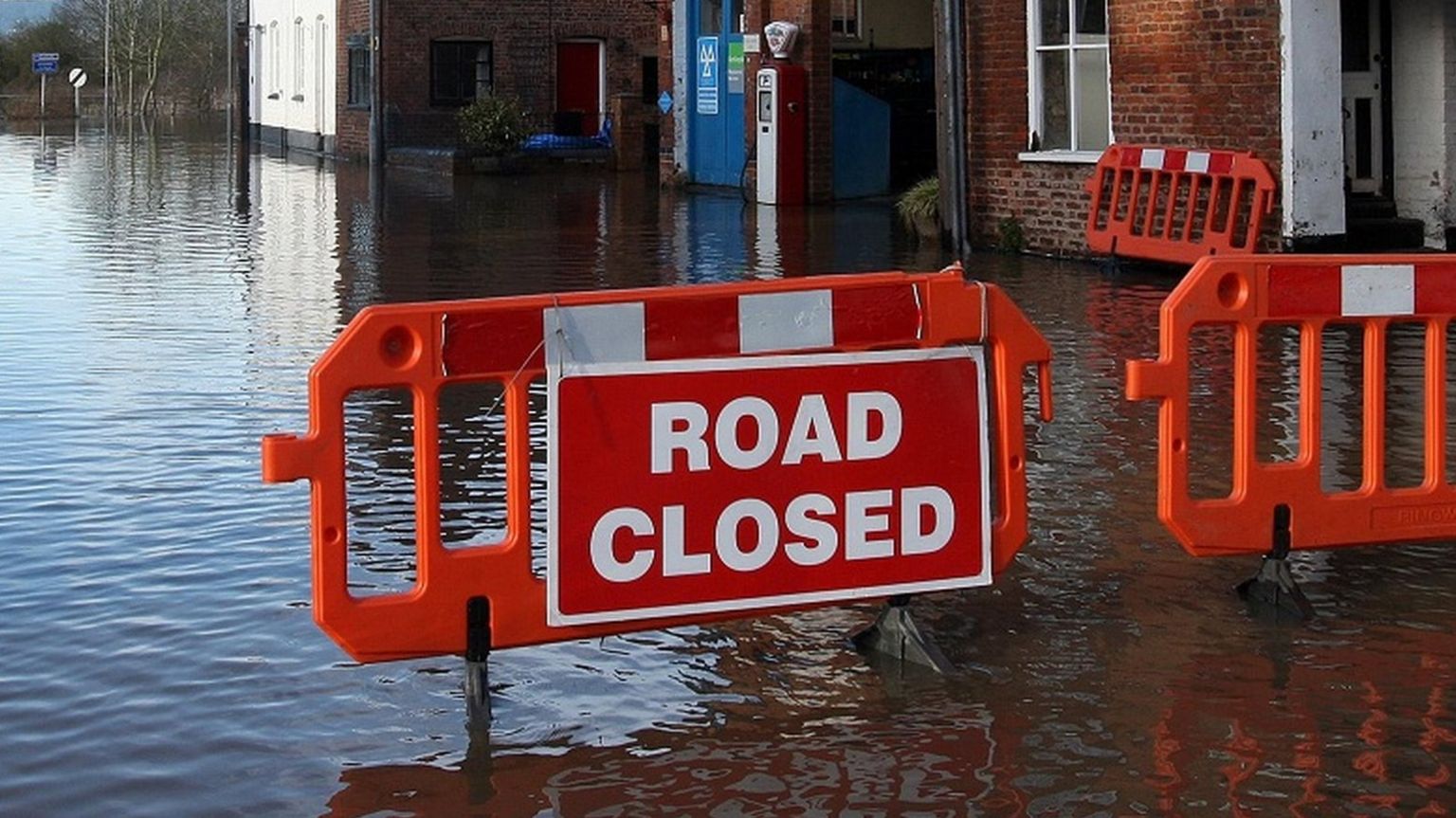 Flood alerts in parts of West Midlands after heavy rainfall - BBC News