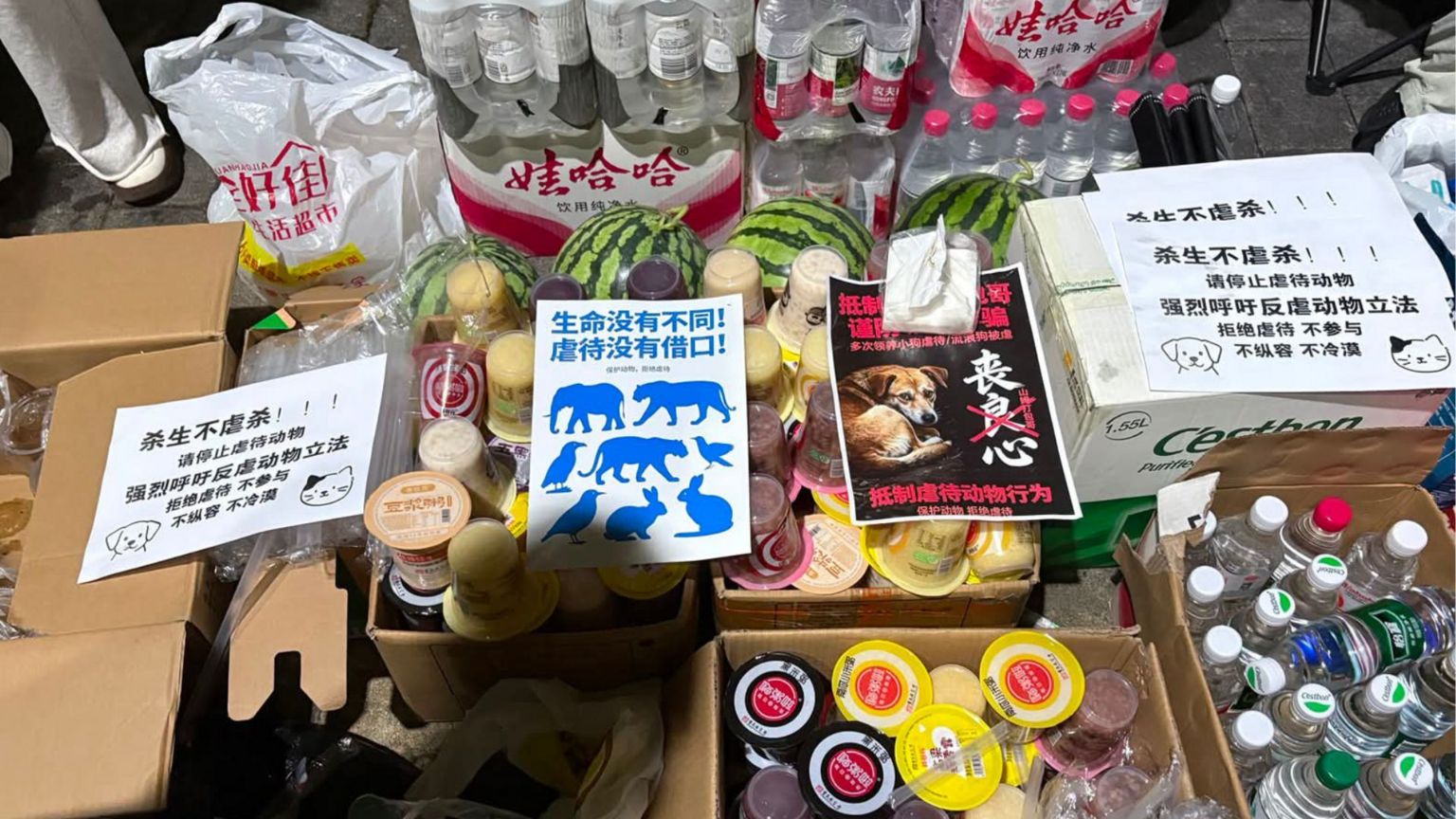 群众在现场放下不少物资