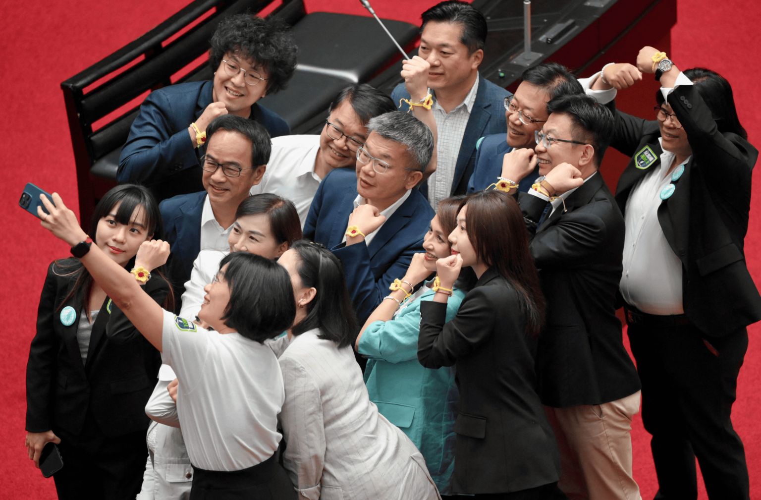 台湾立委每月薪资约20万元新台币,地方议员依层级不同约落在7万至18万元新台币之间,另有助理费与办公经费等。县市首长与直辖市长月薪亦大致落在19万至20万元新台币之间。