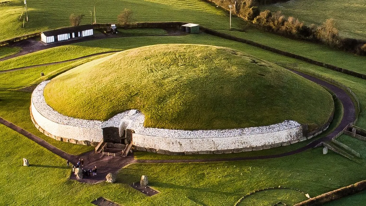 Ньюгрейндж ирландия. Newgrange Ирландия. Святилище Ньюгрейндж Ирландия. Мегалитическая Гробница Ньюгрейндж. БРУ-на-Бойн Ирландия.