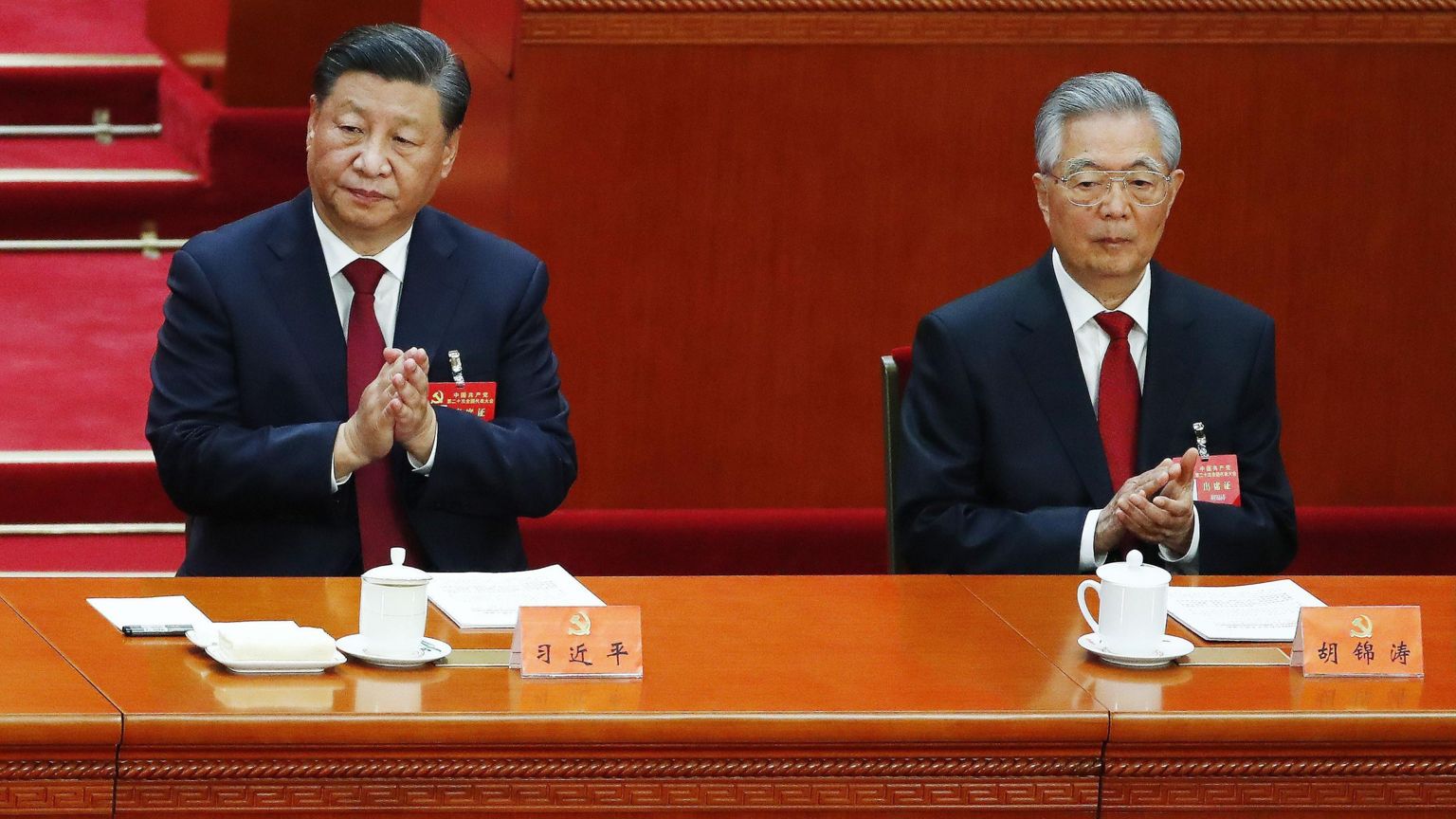 胡锦涛（右）与习近平（左）在北京人民大会堂中共二十大开幕式上拍手（16/10/2022）