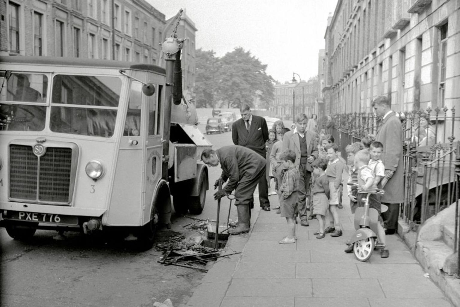 Detectives look for murder weapon in Edenham Street, London, 1959