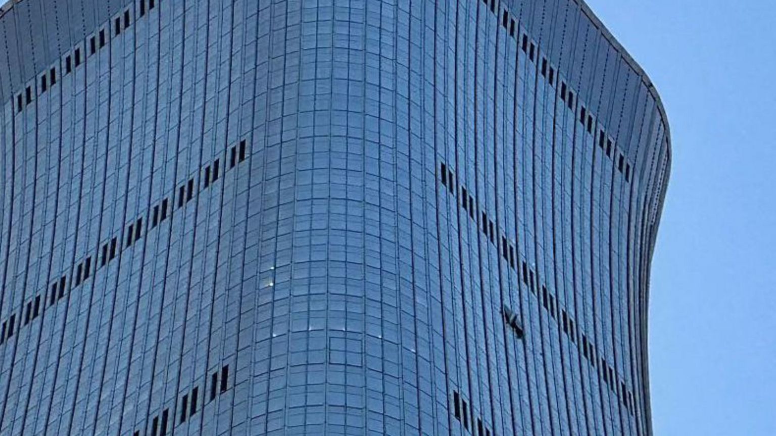 撞击在中信大厦外墙留下破洞。