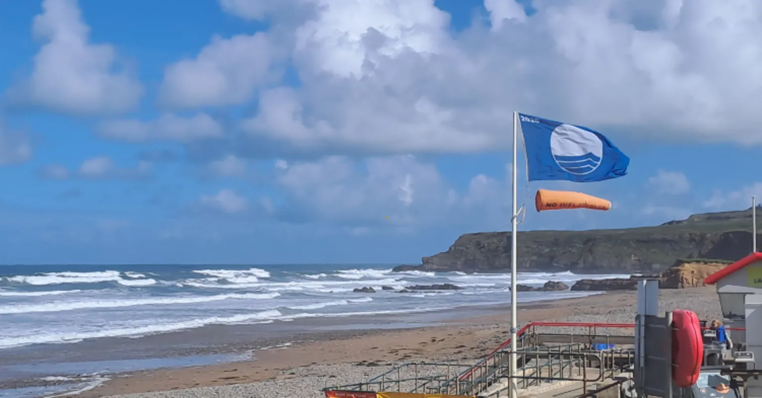 Diez playas de Cornualles conservan la Bandera Azul por su agua limpia.