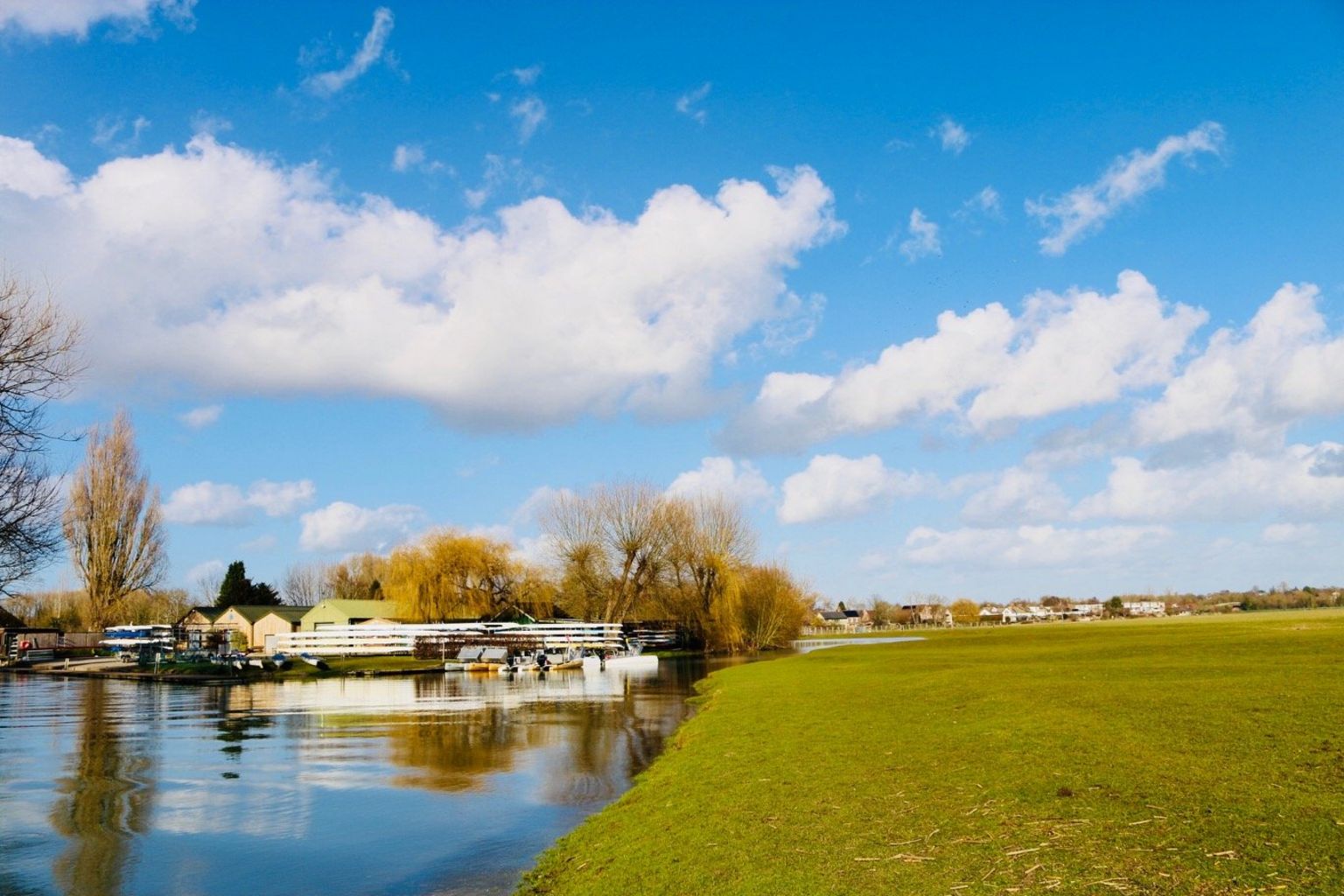 Blue skies along the river at Wolvercote