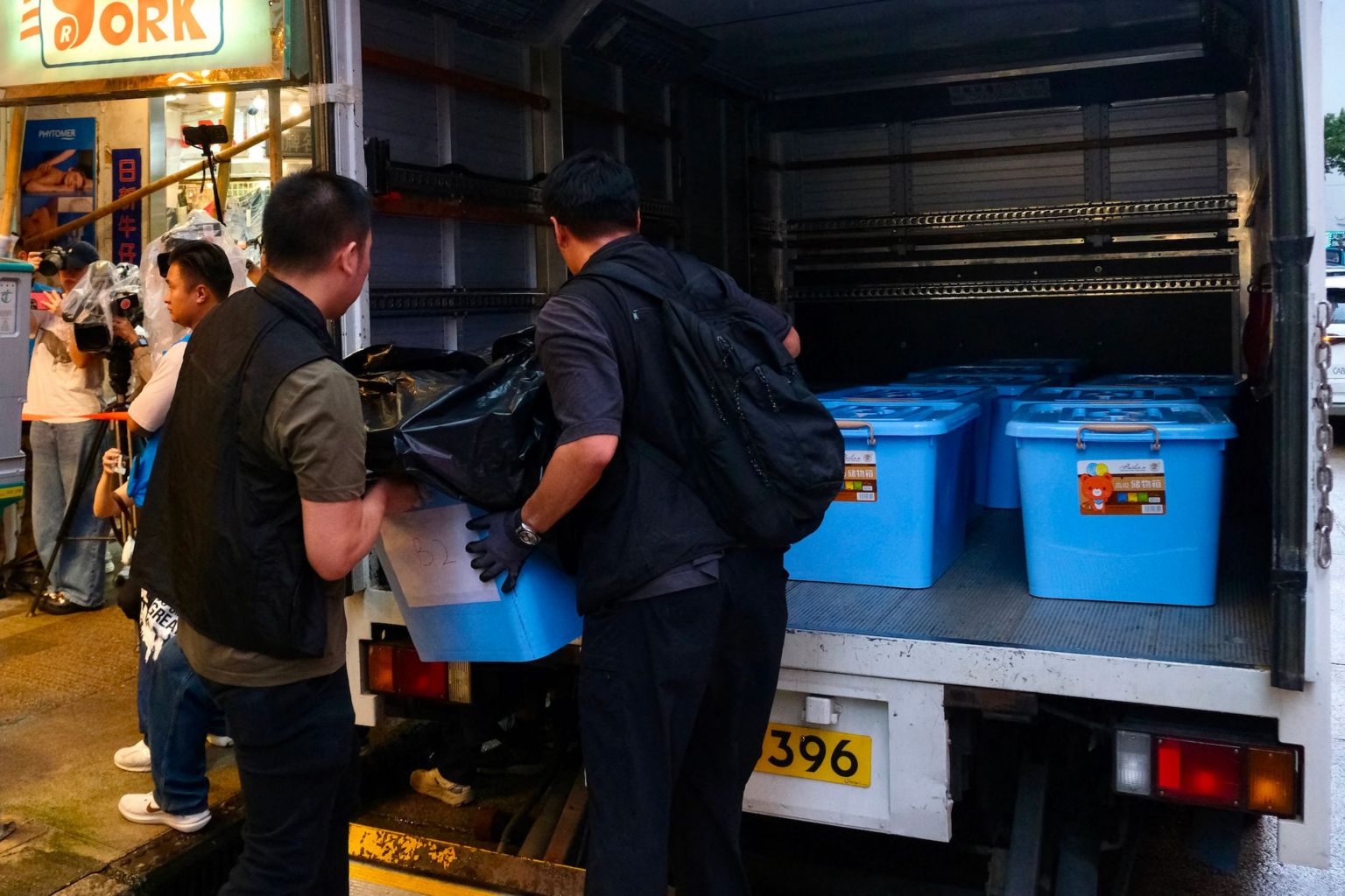 香港警方在拘捕行动中带走留下书舍的书籍