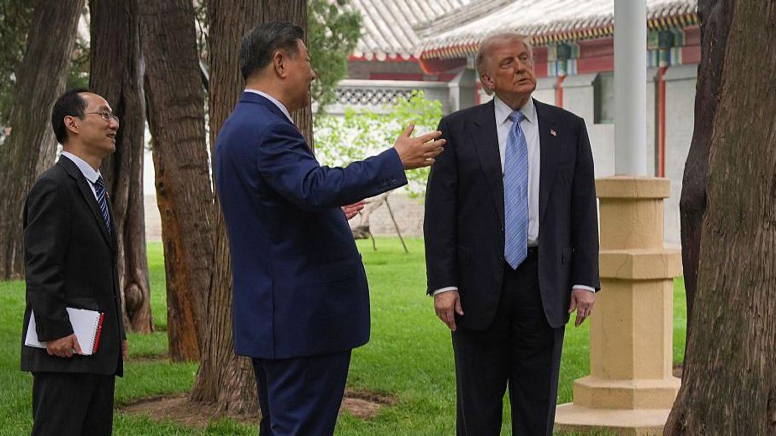5月15日,在中国北京,美国总统唐纳德·特朗普与中国国家主席习近平参观中南海领导层建筑群。