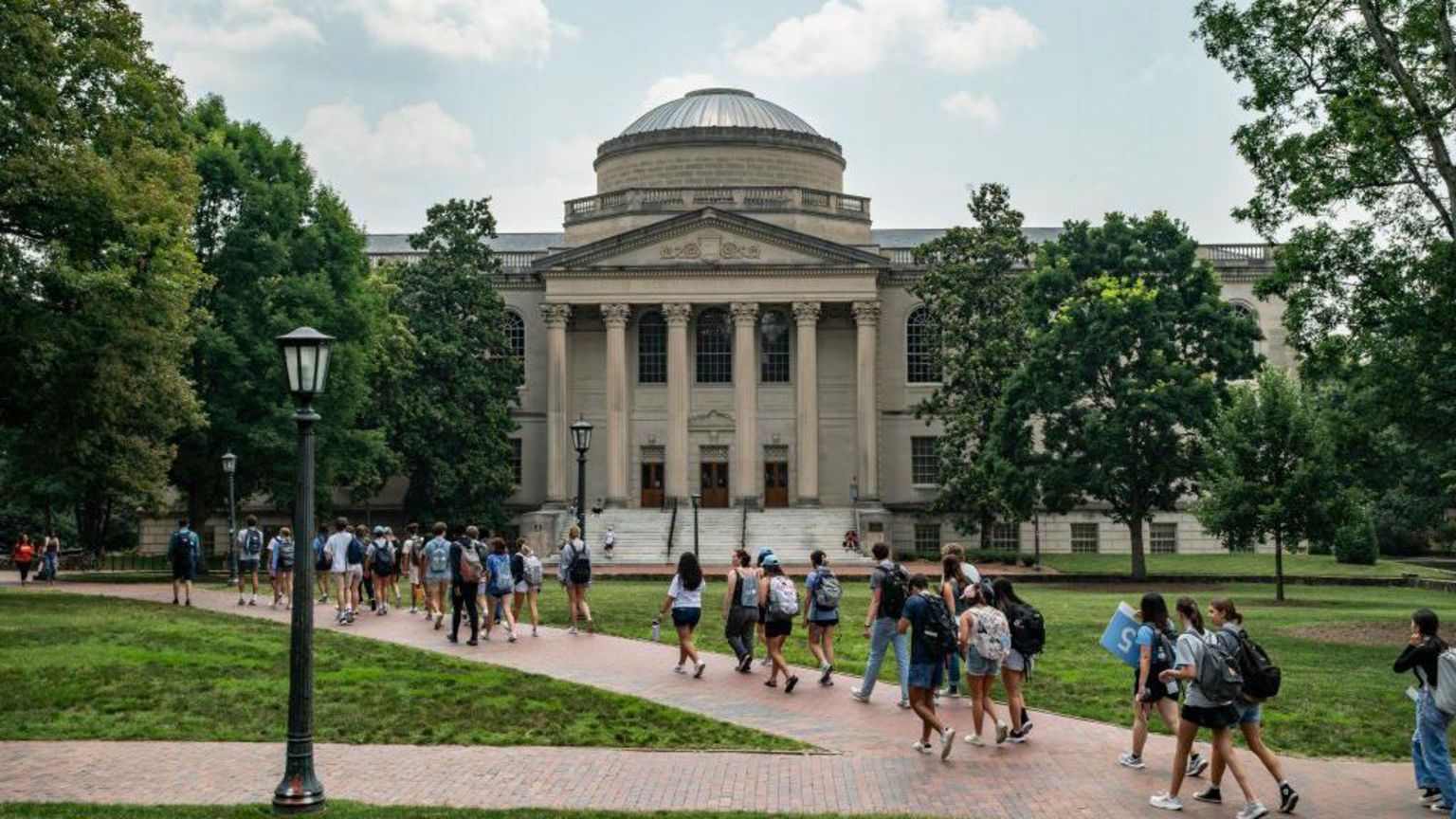 2023年6月29日,人们行走于美国北卡罗来纳州教堂山(Chapel Hill)的北卡罗来纳大学教堂山分校(University of North Carolina at Chapel Hill)校园内。