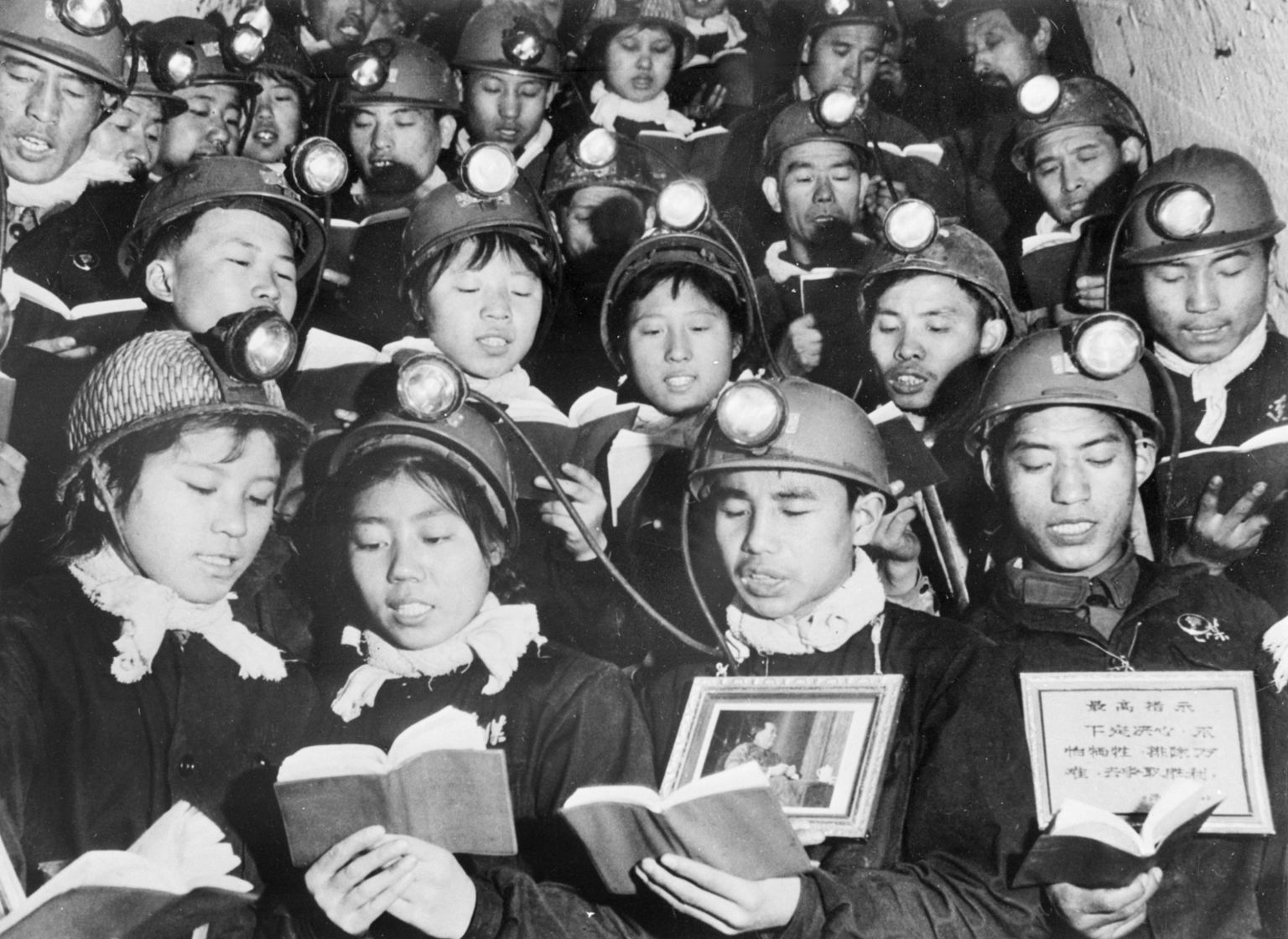 1968年9月6日,一群男女矿工集体朗诵了毛泽东《毛主席语录》中的一些段落。
