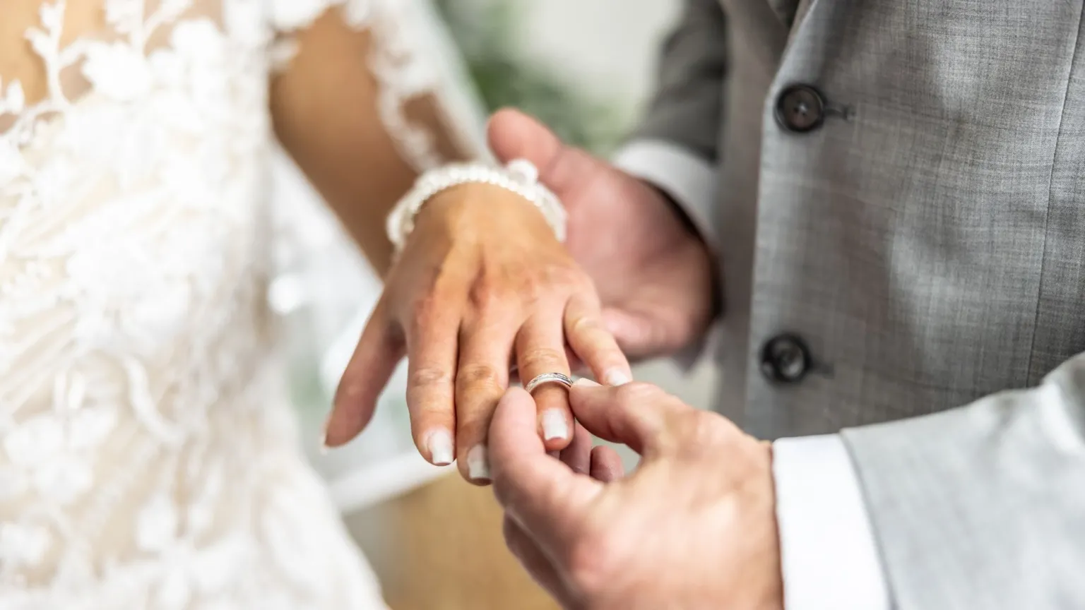 Avstraliyanın “Married at First Sight” verilişində iştirakçıların keçmişinə dair ittihamlar səslənir