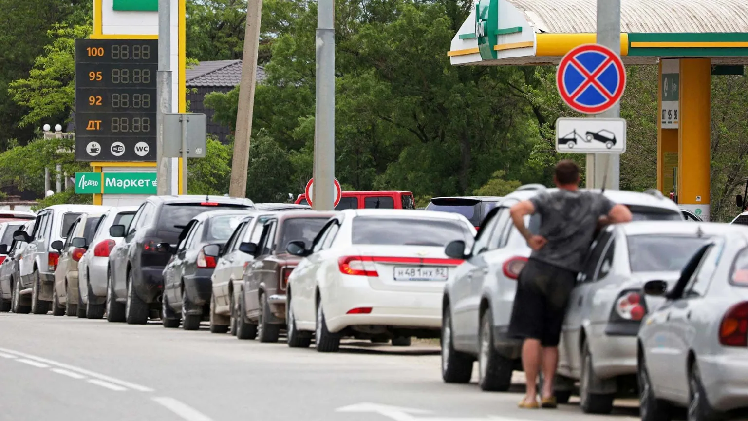Reuters Cars queue for fuel at a gas station after the authorities restricted fuel sales amid a supply shortage following Ukrainian attacks on logistics routes in the course of Russia-Ukraine conflict, in Saki, Crimea June 1, 2026