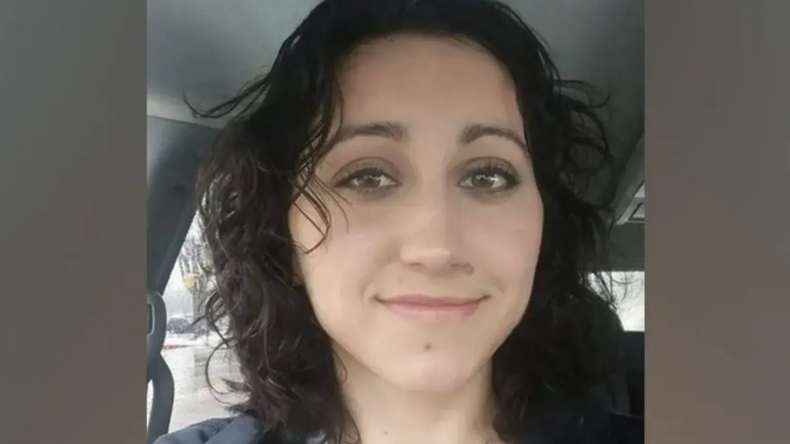 Mujer de Colorado acusada de matar a sus hijos es extraditada del Reino Unido a EE.UU.