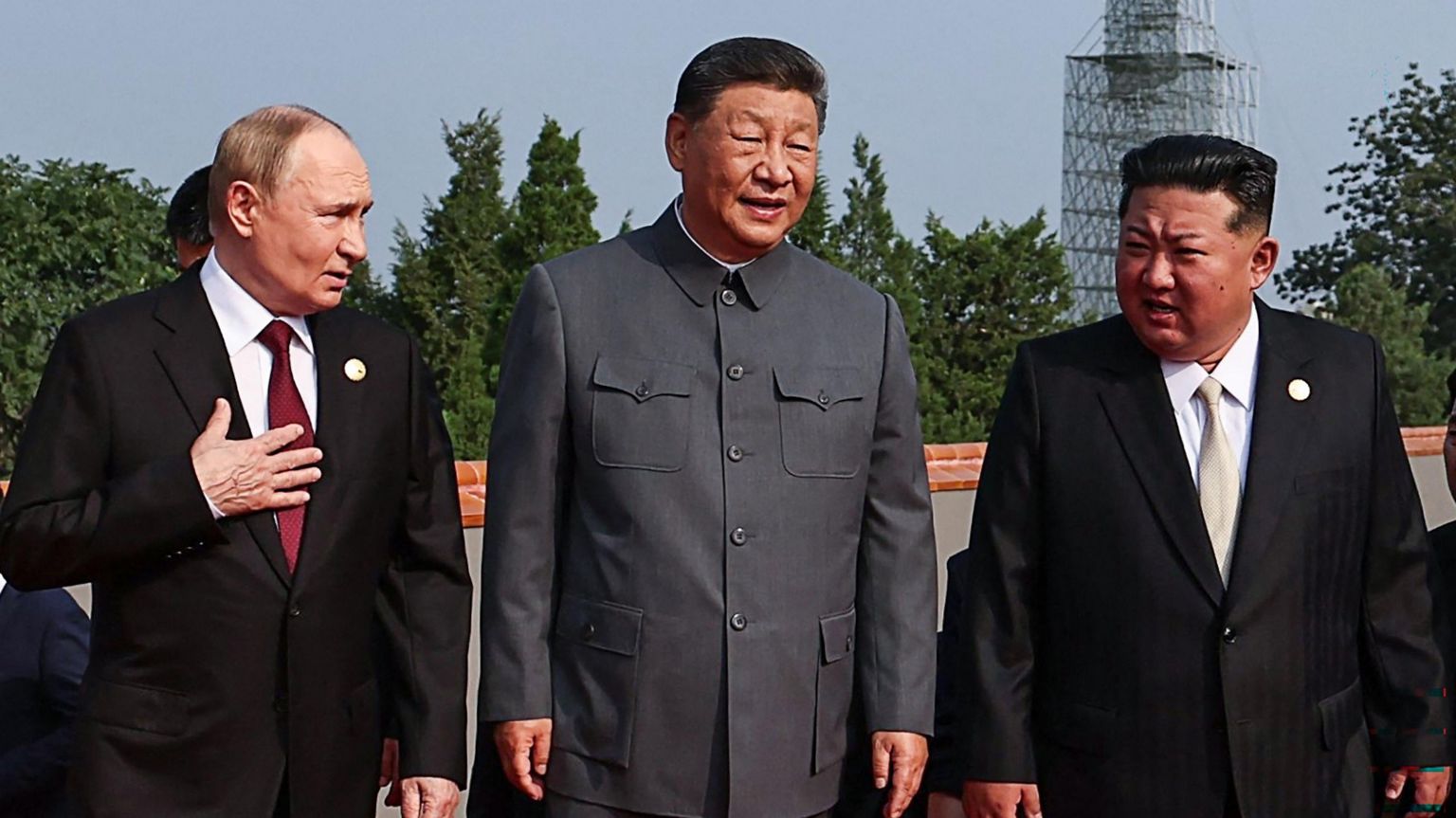 2025年,俄罗斯总统普京、中国国家主席习近平与朝鲜领导人金正恩,一同走在习近平于北京举行的阅兵式上。