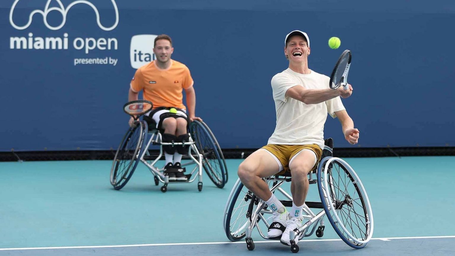 Jannik Sinner plays wheelchair tennis with Alfie Hewett