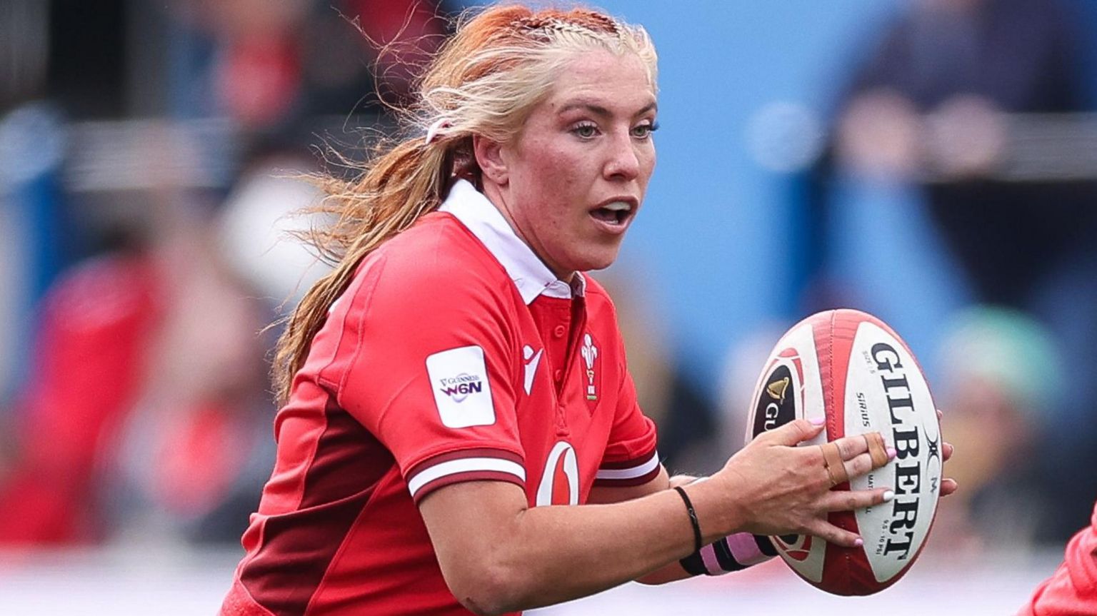 Georgia Evans attacks for Wales