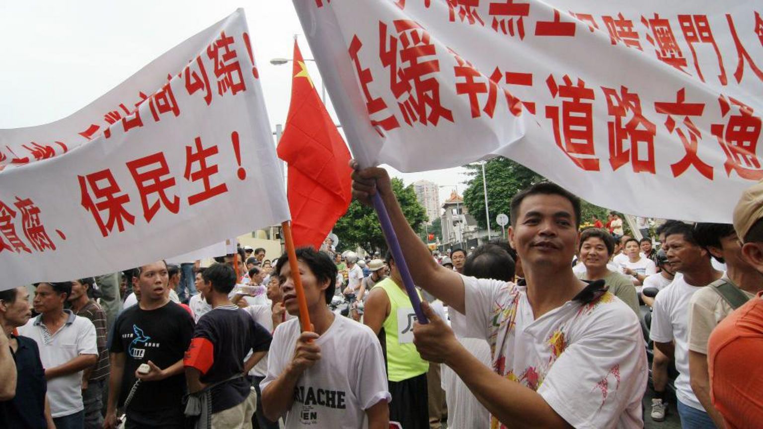 2007年10月1日,数百名示威者取消了冲击警方路障的威胁,游行前往澳门政府总部。