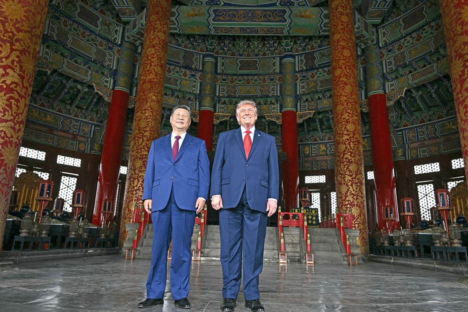 中国国家主席习近平(左)与美国总统唐纳德・特朗普于 2026 年 5 月 14 日在北京参观天坛。习近平警告特朗普,台湾问题若处理不当,可能将两国推向“冲突”;这是一场超级大国峰会于 2026 年 5 月 14 日在北京揭幕、准备处理诸多棘手议题之际,所发出的强烈开场信号。