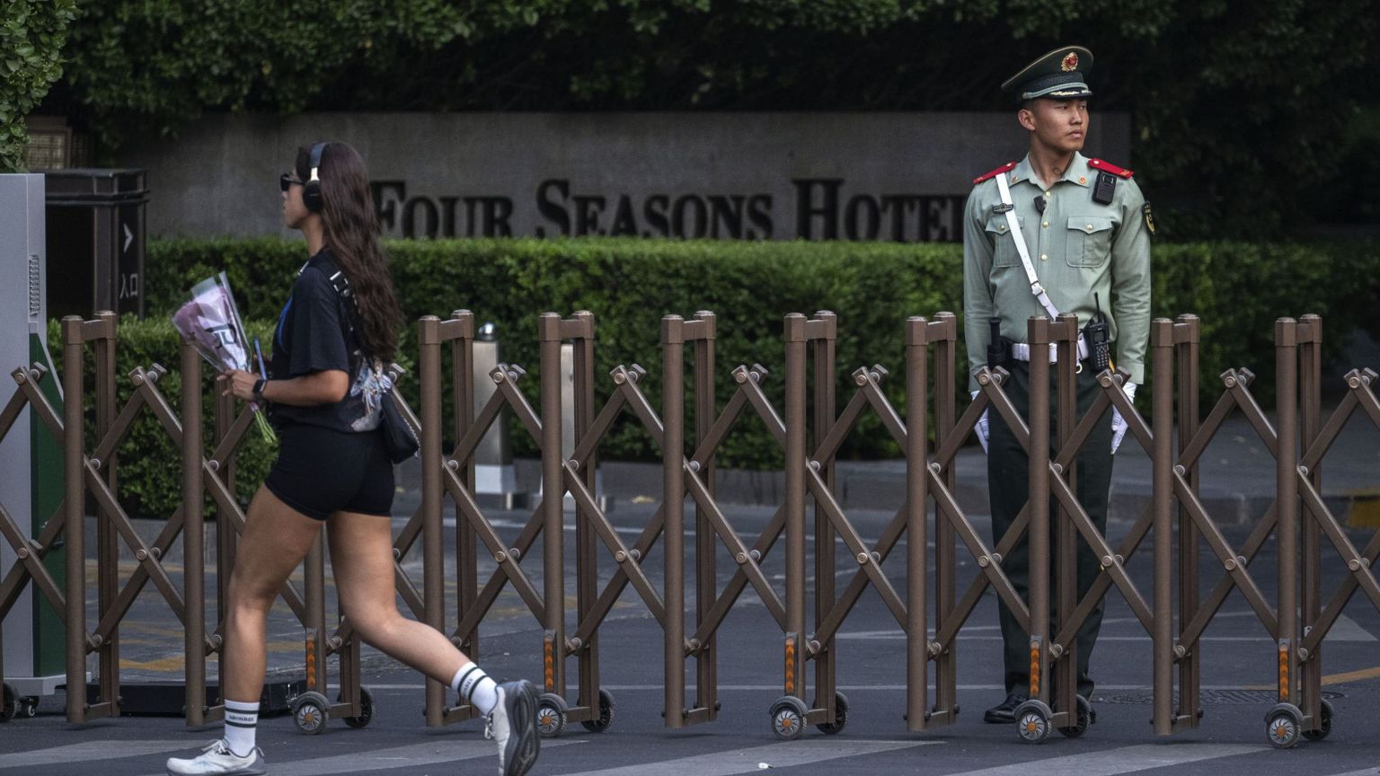 一名中国武警在北京四季酒店外站岗(12/5/2026)