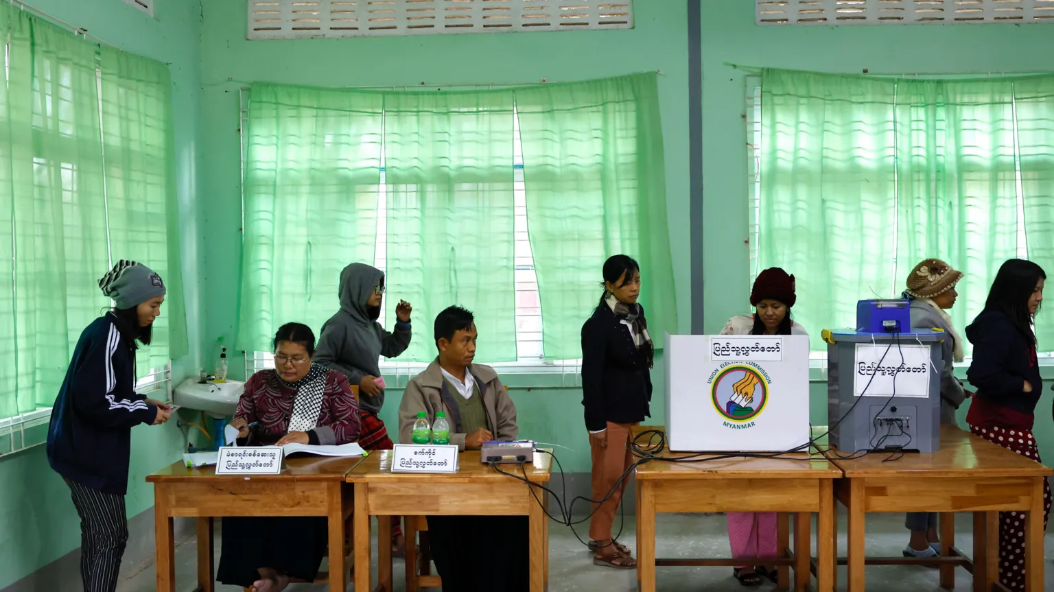 Las urnas cierran el primer día de las «farsas» electorales ampliamente criticadas en Myanmar