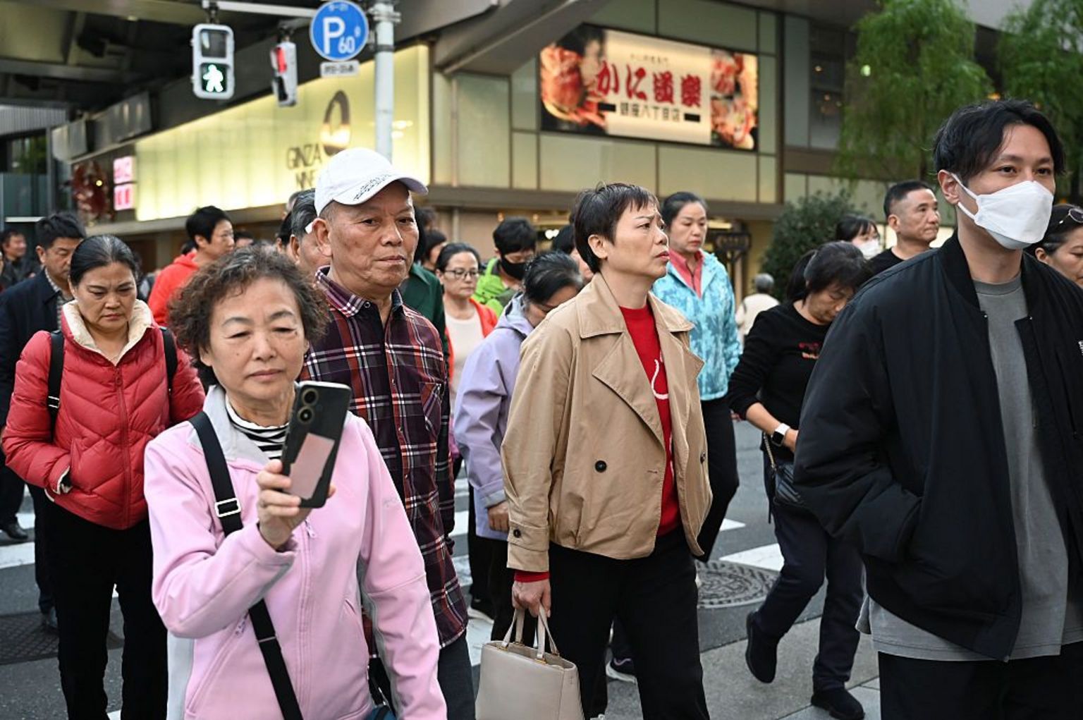 一群游客出现在银座街头
