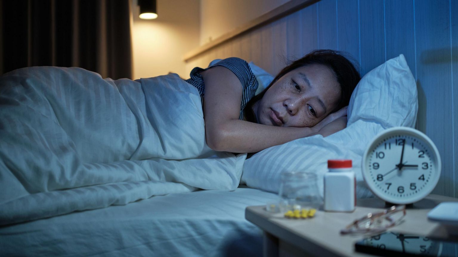一名女子在半夜醒来