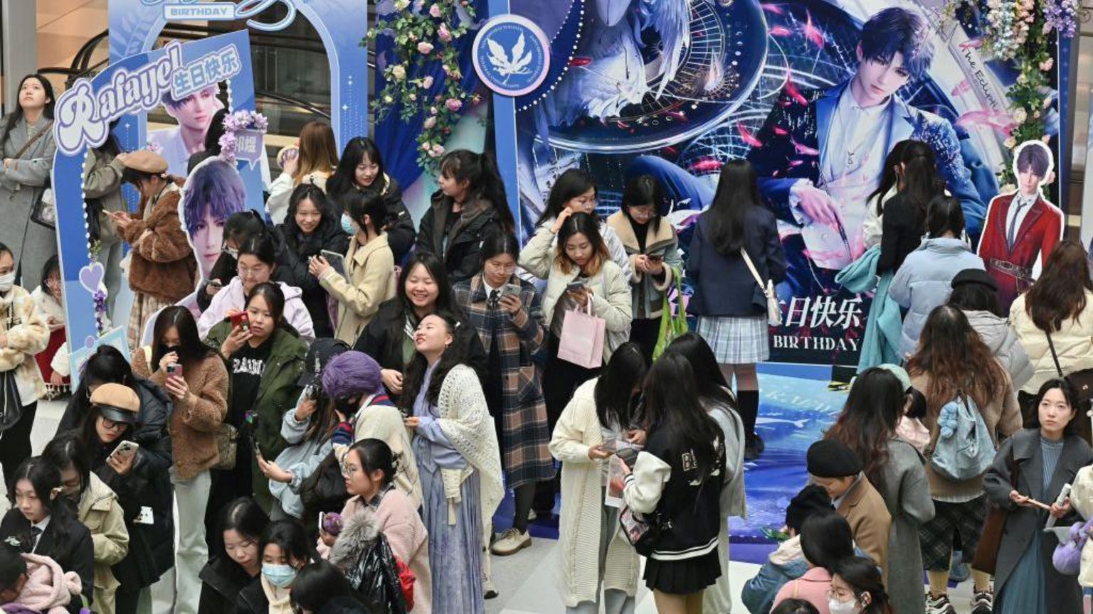 北京某购物商场举行《恋与深空》宣传活动上,很多女生在排队(1/3/2025)