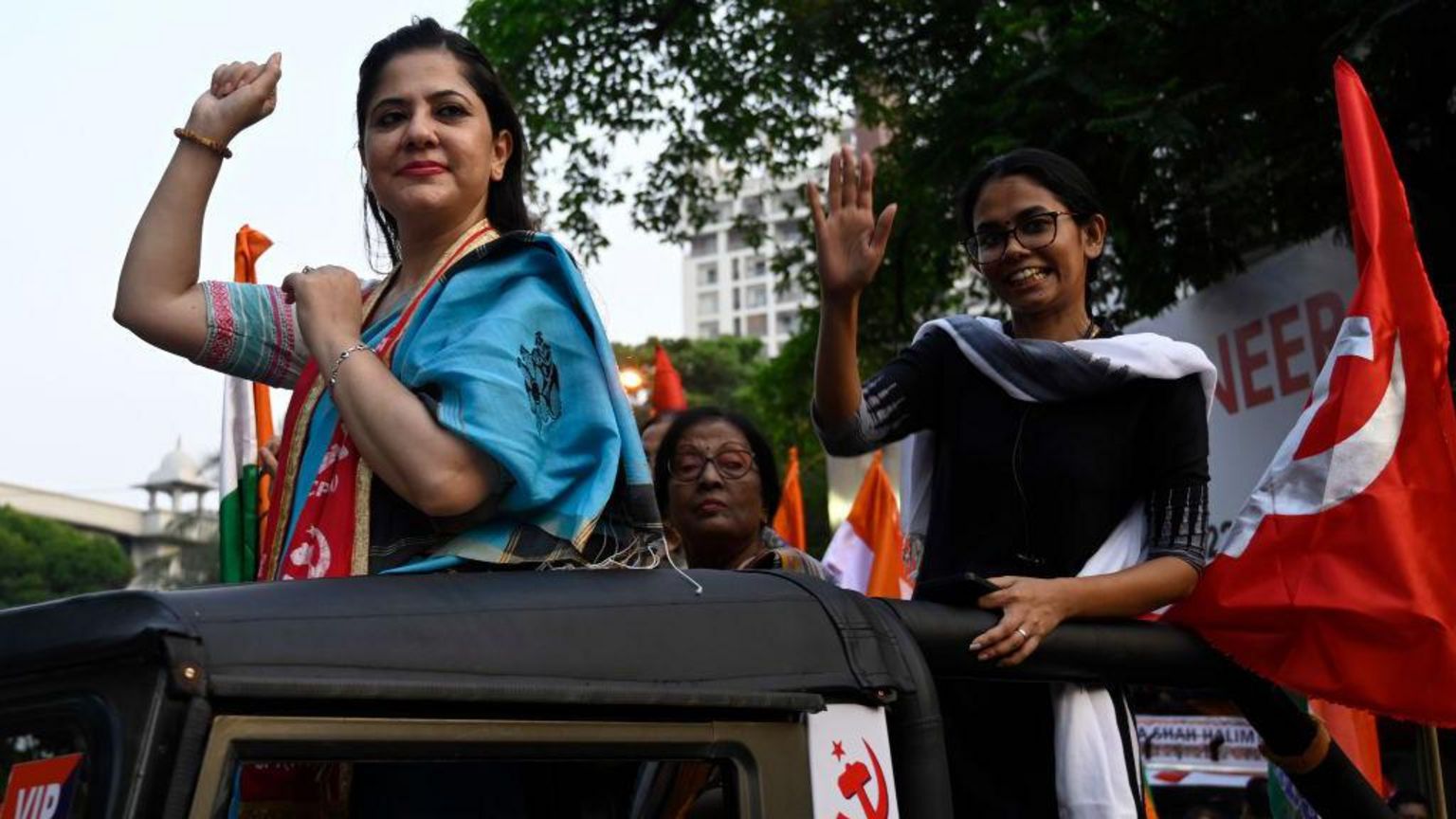 印度加尔各答-2024年4月27日:印度共产党(马克思主义)南加尔各答选区人民院候选人赛拉·沙阿·哈利姆(右)与印度共产党(马克思主义)领导人艾希·戈什(右)在加尔各答戈尔帕克举行的竞选集会上。