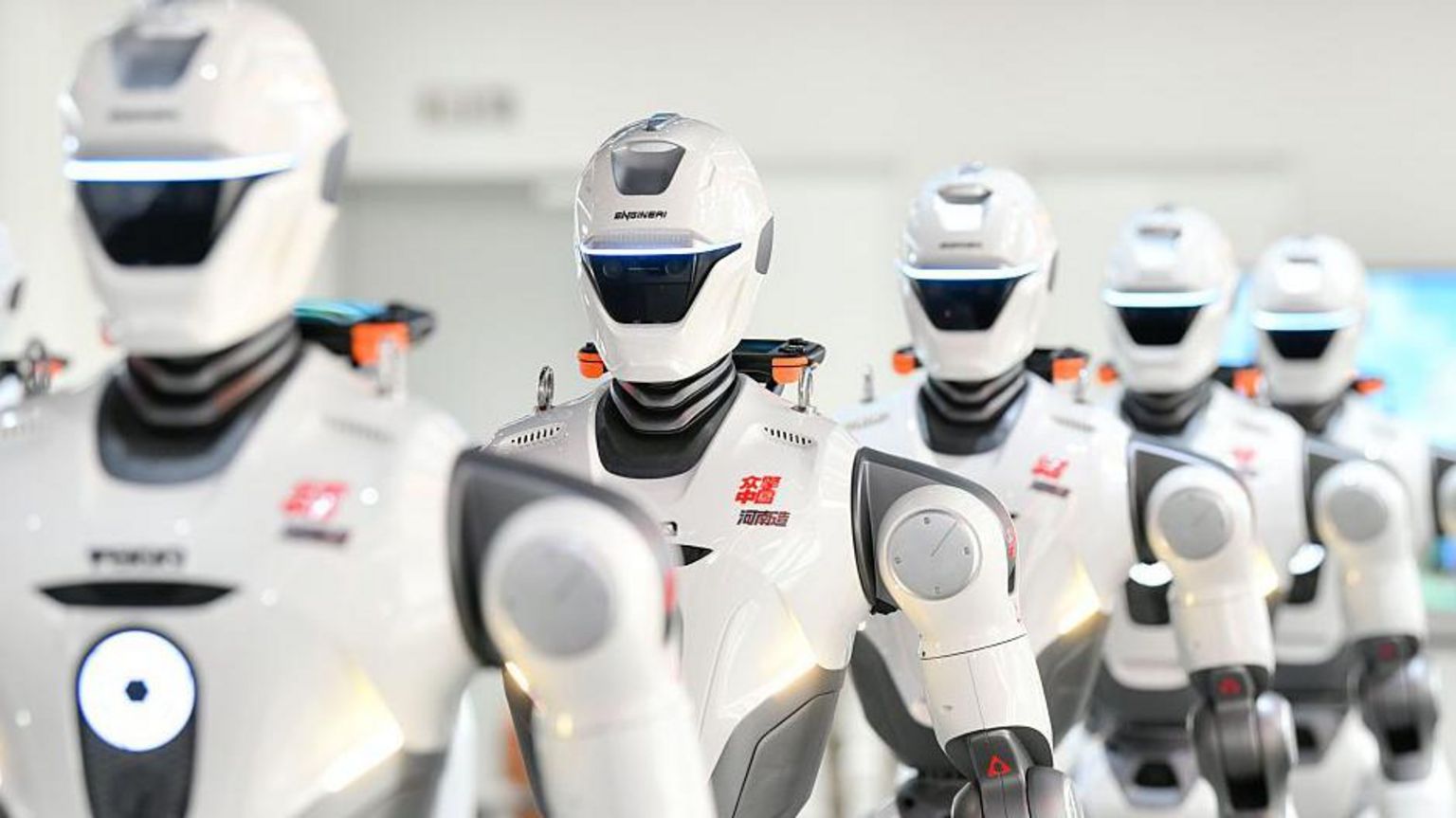 2026年7月24日，在中国河南省郑州市一处生产设施，EngineAI T800人形机械人从生产线下线后被放在一旁展示