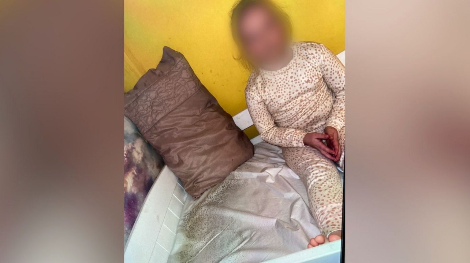 Child pictured in room containing mould