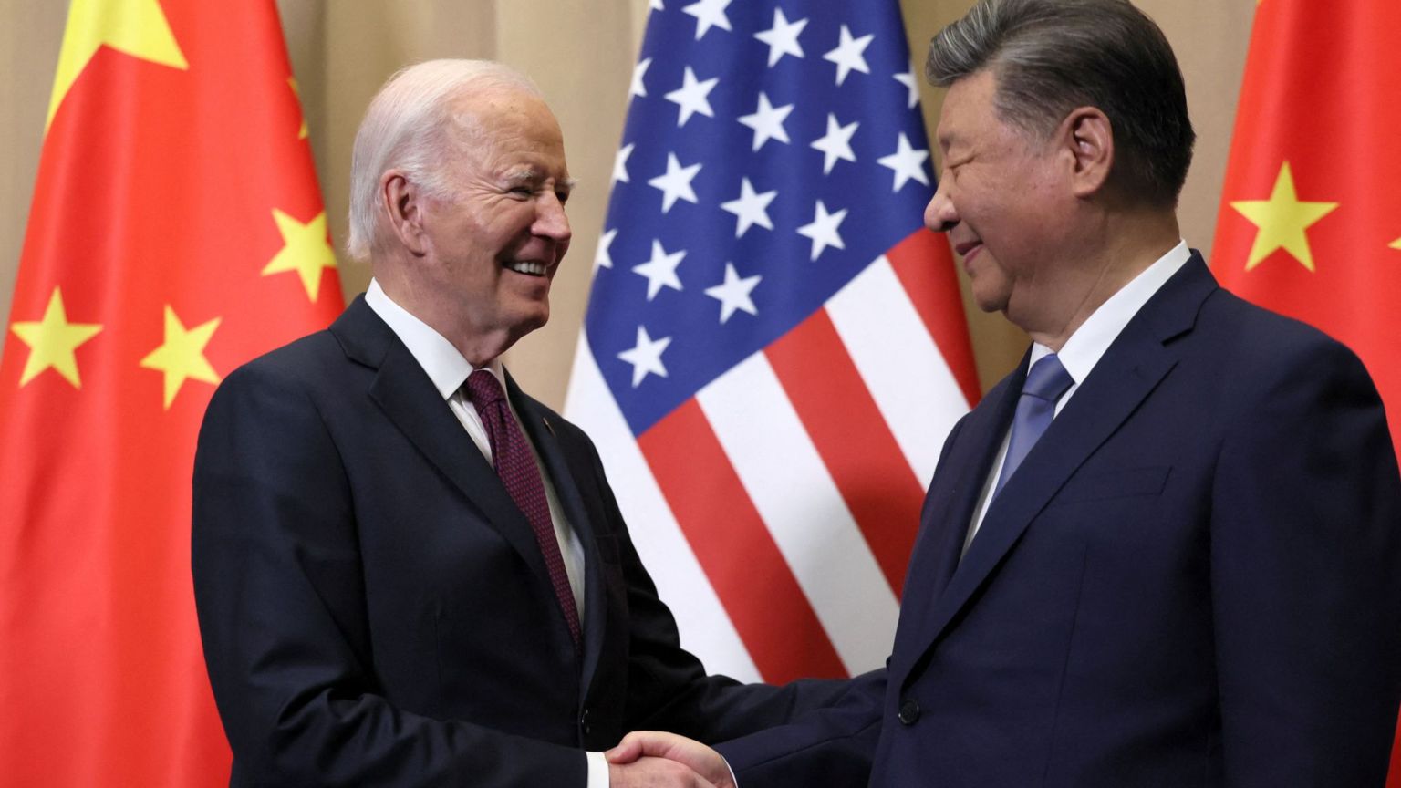 拜登(左)与习近平(右)在秘鲁利马亚太经合组织峰会举行场边双边会谈前,站在中美两国国旗前握手(16/11/2024)